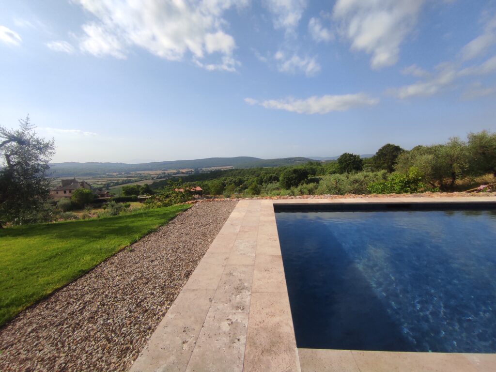 Swimming pool immersed in the countryside of Siena